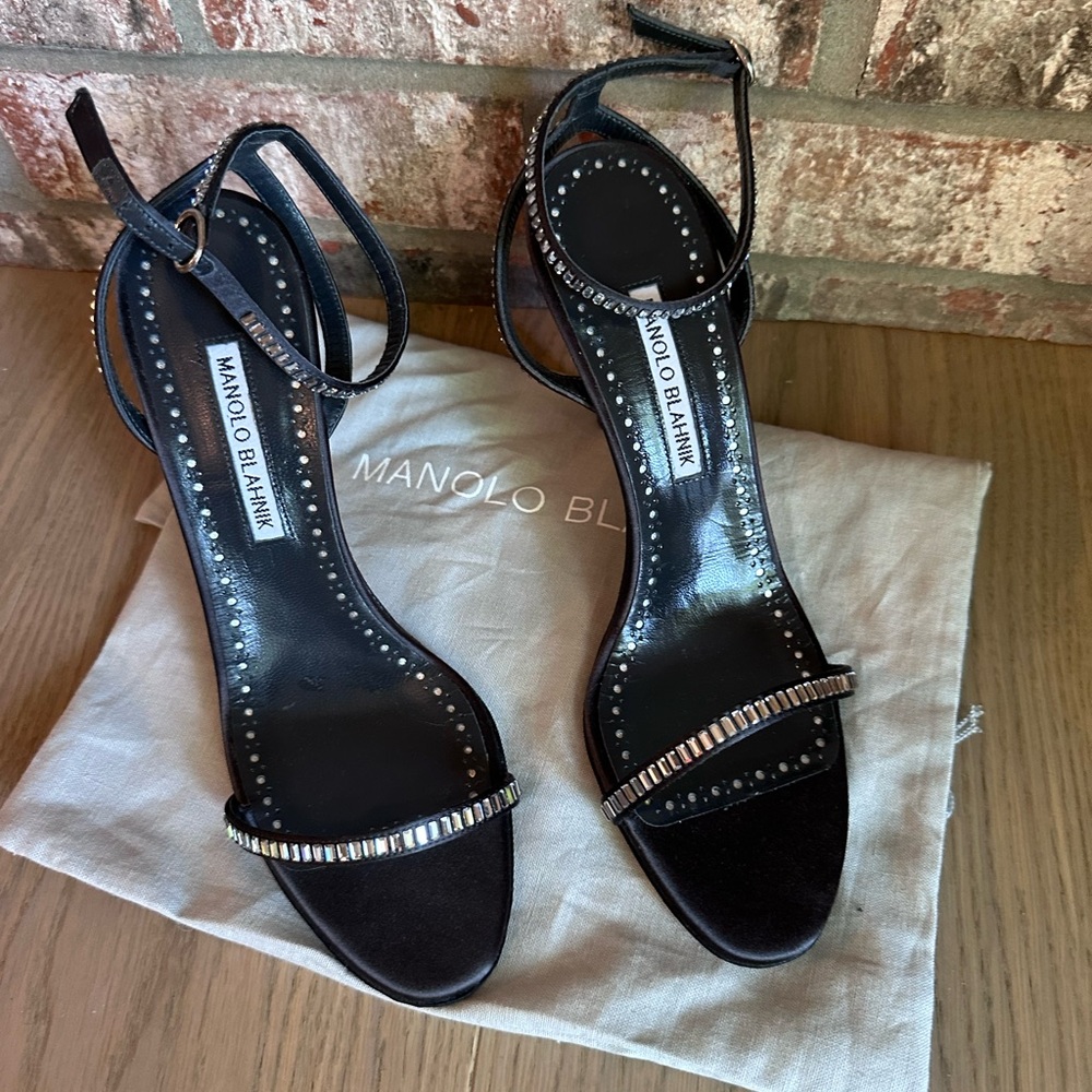 NWOT Manolo Blahnik Crinastra 105mm Crystal-embellished Satin Sandals Size 38.5